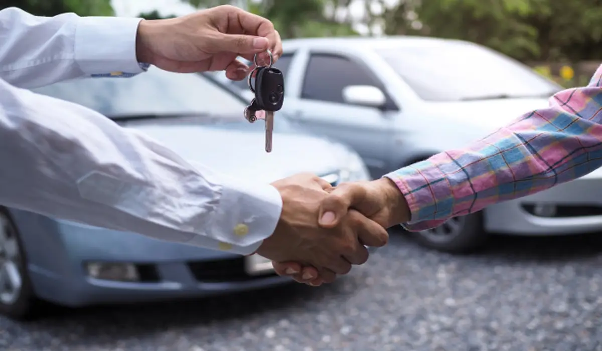 Handshake after selling junk car for cash, quick and hassle-free transaction for unwanted vehicles.